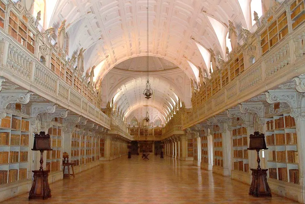 Beautiful libraries around the world: Biblioteca do Convento de Mafra Mafra Palace library with domed ceiling and shelves 